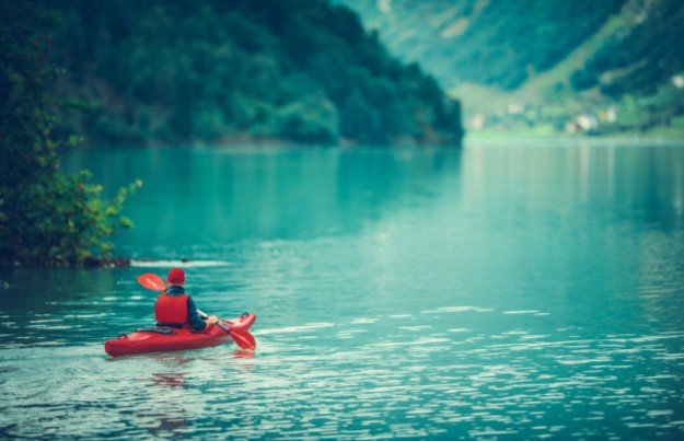 Paddling into Twilight - A Guide to Sunset Kayaking Adventures