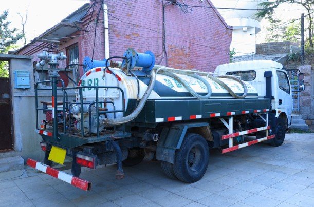 Features to Look for When Getting Custom Vacuum Trucks for Your Business