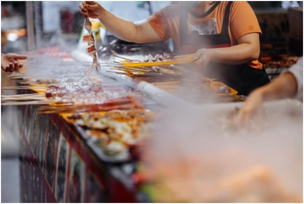 What are some famous food items to try in Xi'an? 