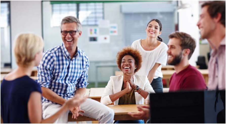 How Customised Holiday Messages Strengthen Workplace Culture